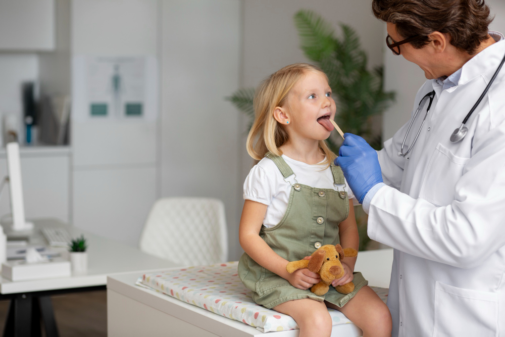 pediatra badający dziewczynkę